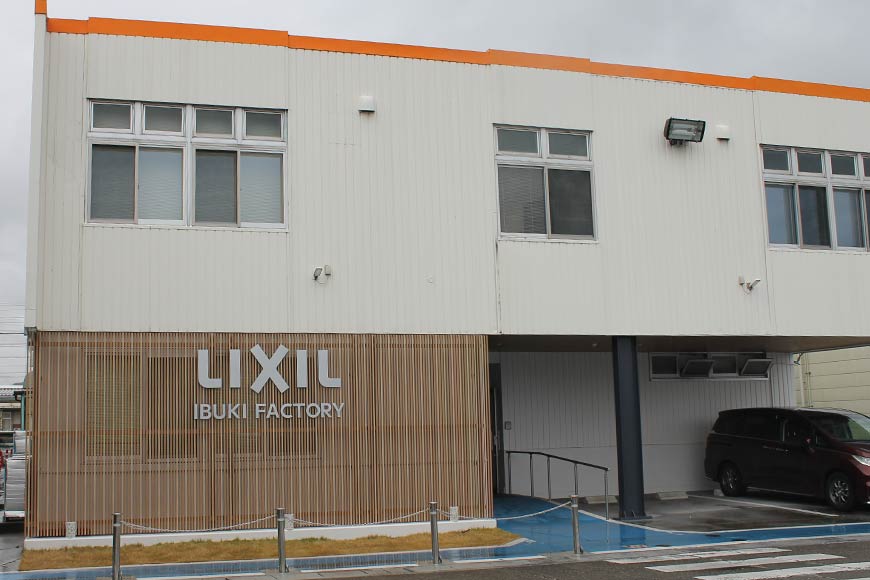 住宅用のカーポートの長いパネルもダンボールに包まれて