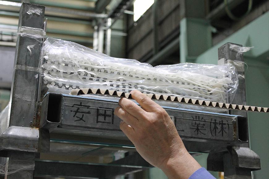 通称「鬼ダン」でパイプを保護し、取り出しやすく